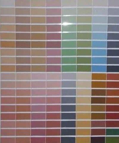 Paleta kolorów tynków żywicznych EUROTYNK prezentowana w Słupsku, z odcieniami od beżu i brązu po zieleń i błękit.